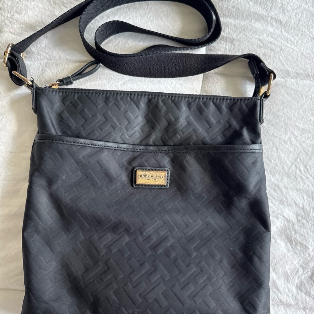 Tommy Hilfiger Logo Crossbody Handbag Zip & Outside Snap Pocket